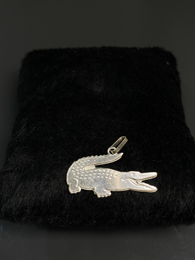 Pingente Lacoste chapado em prata 925
