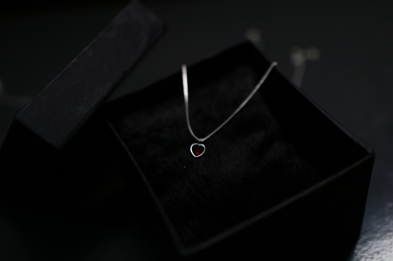 Colar ponto de Luz coração vermelho