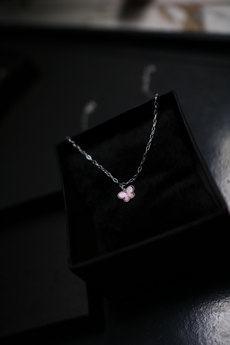 Colar de borboleta rosa
