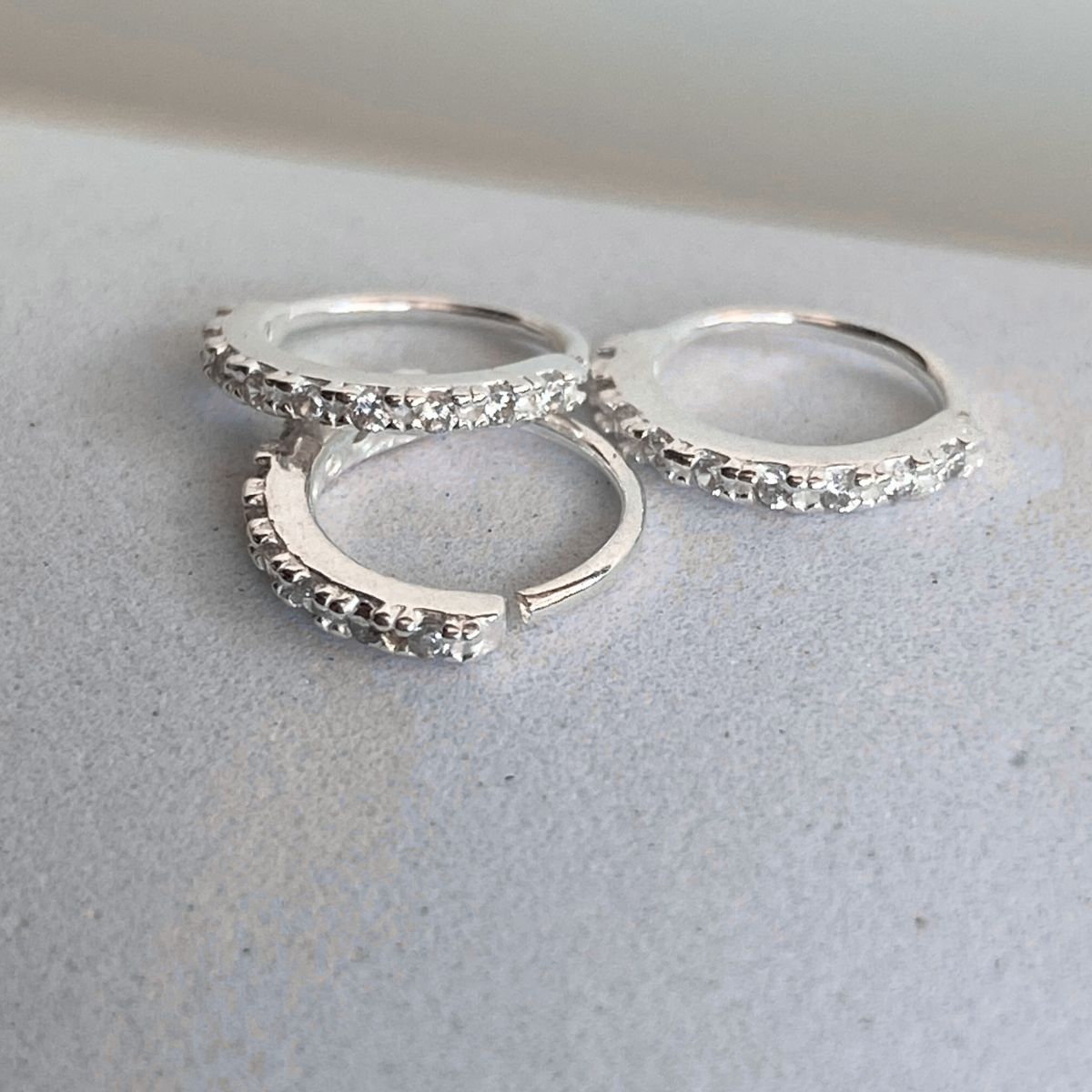 Argola cravejada - Piercing cravejado - piercing com pedrinhas