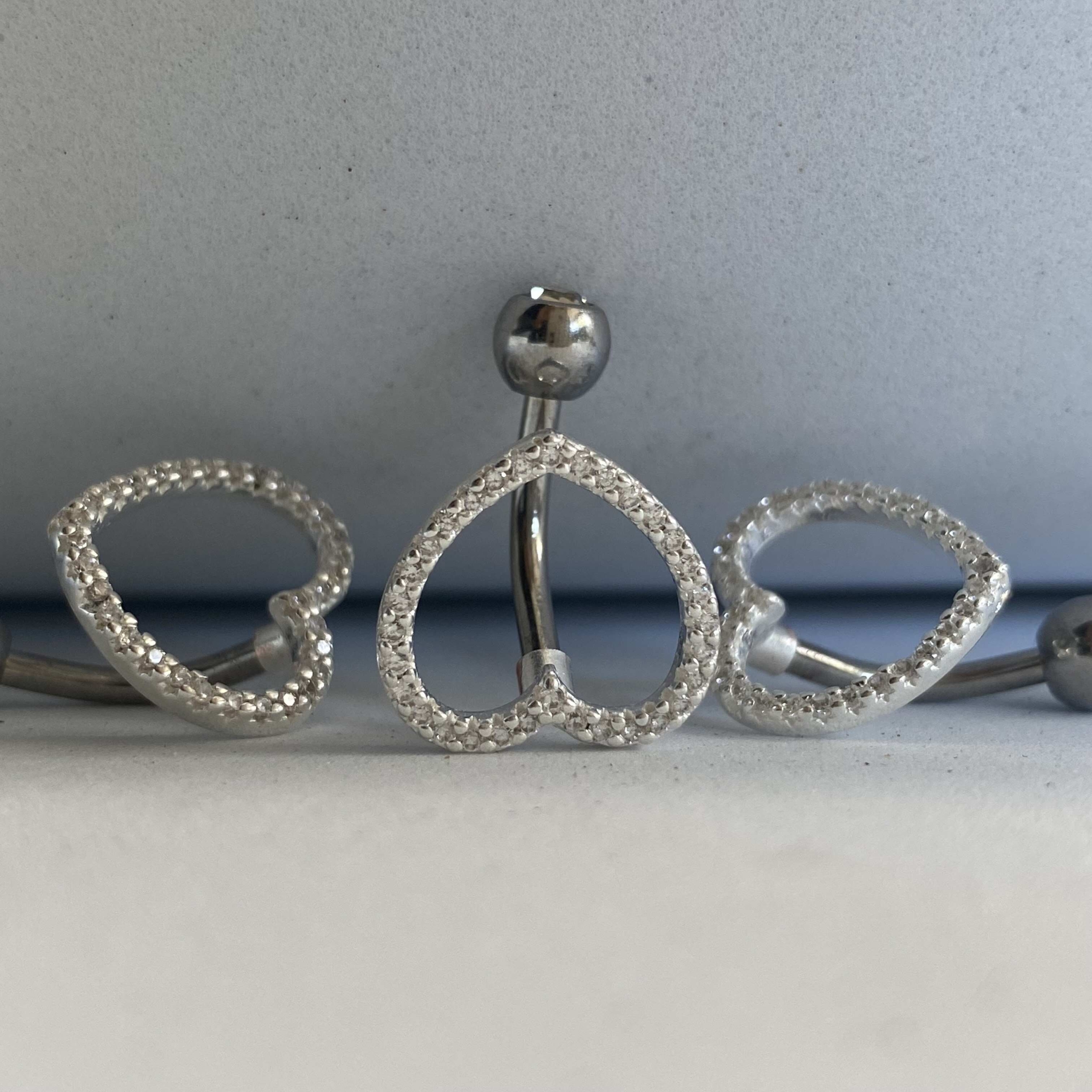 Piercing de Umbigo Coração Grande Cravejado em Prata 925