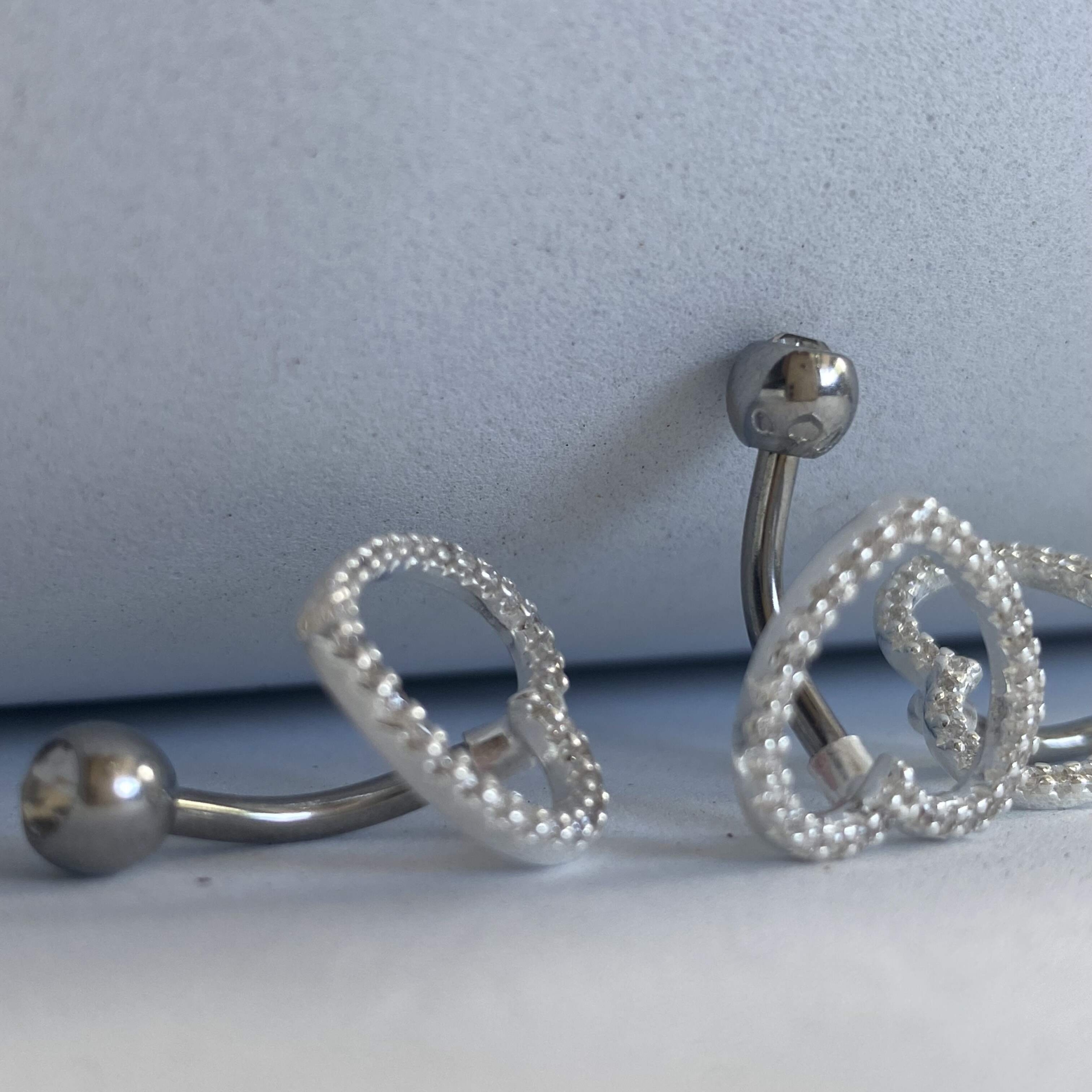 Piercing de Umbigo Coração Grande Cravejado em Prata 925 - Image 2