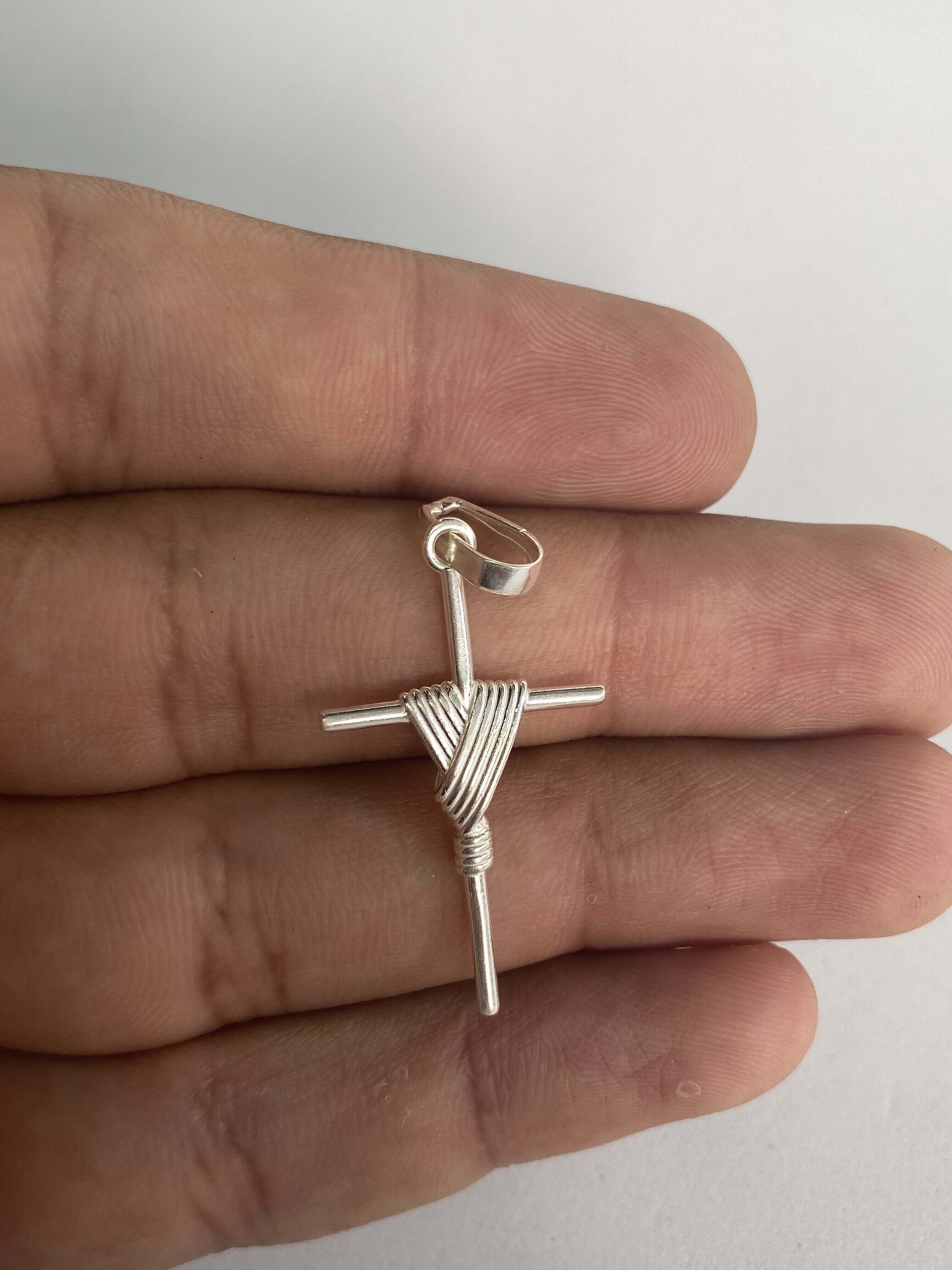 Cruz com o Manto de Jesus em Prata 925 – Fé, Proteção e Tradição