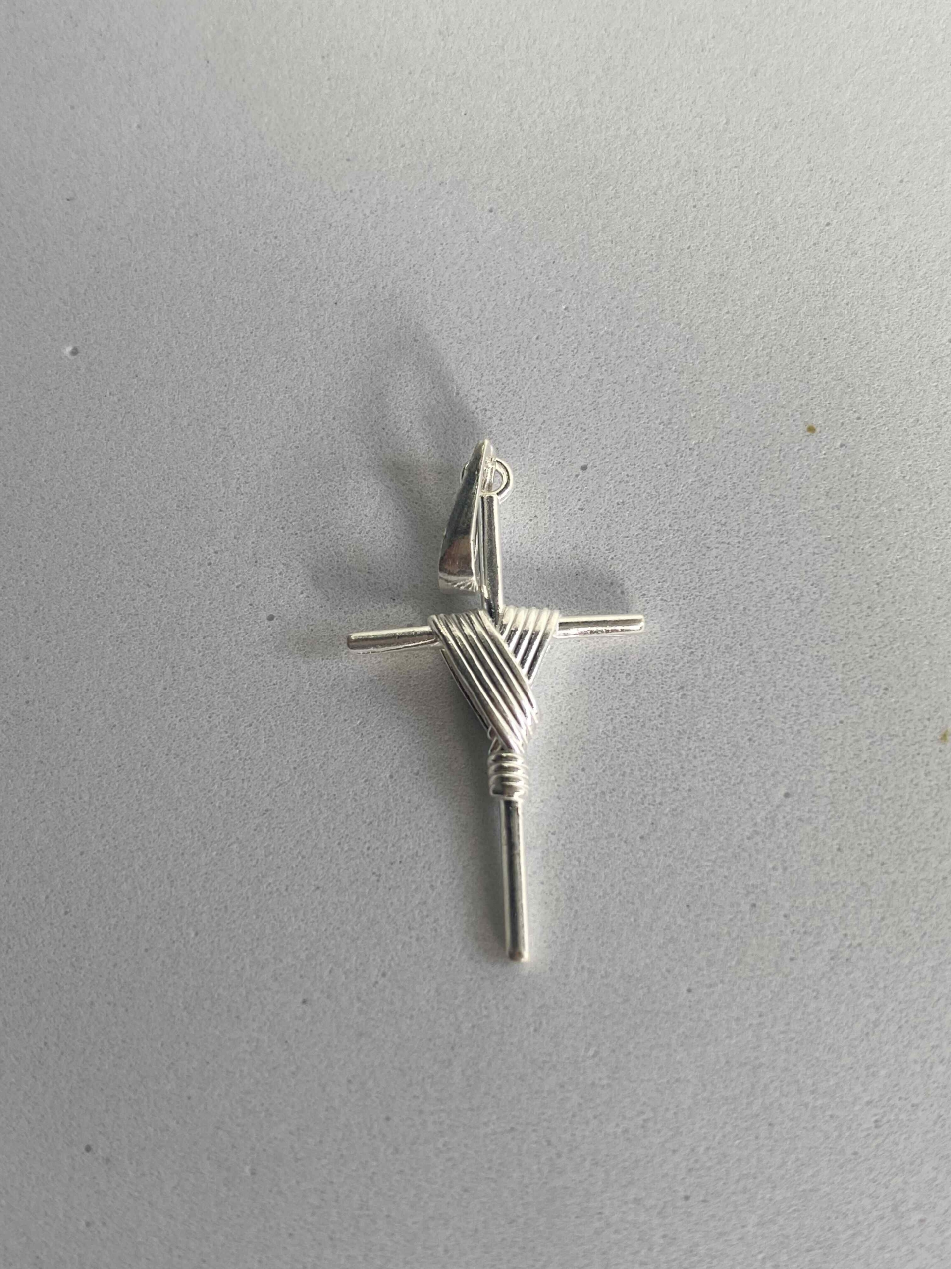 Cruz com o Manto de Jesus em Prata 925 – Fé, Proteção e Tradição - Image 2